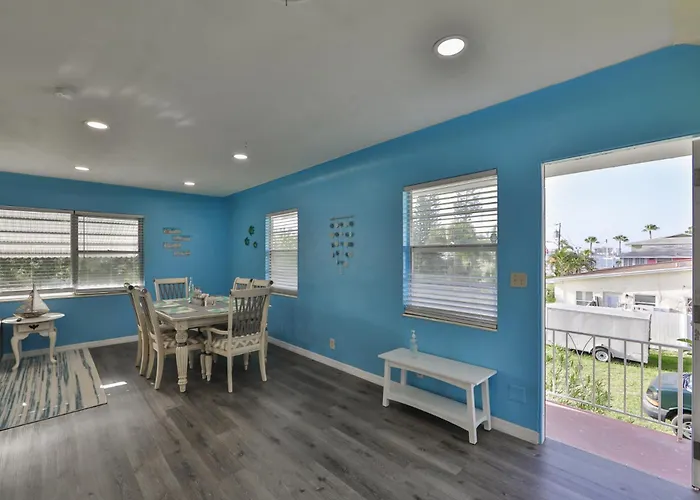 Lovely Vacation Home 1 Block From Beach & Downtown Gulfport