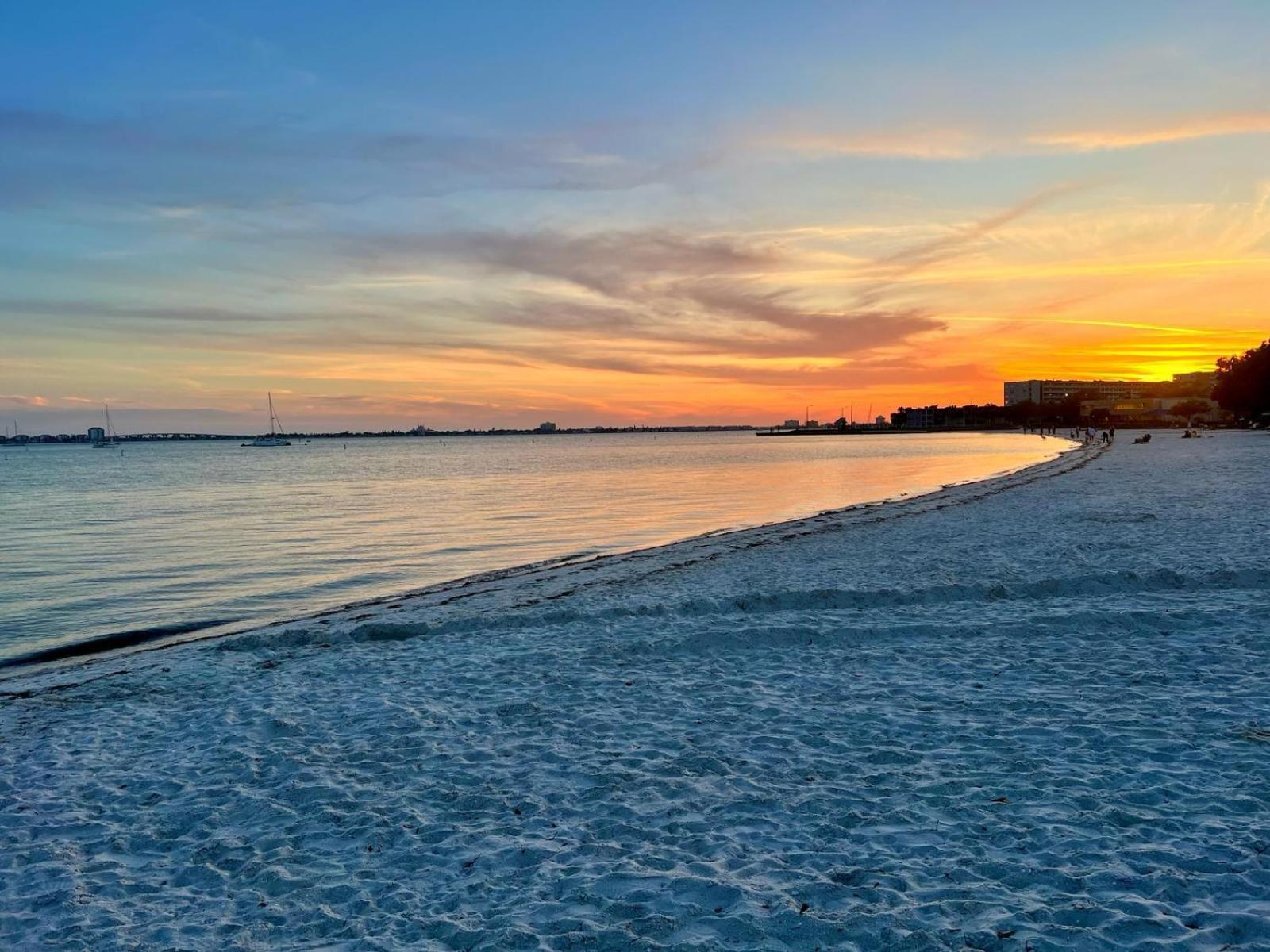 Lovely Vacation 1 Block From & Downtown Gulfport